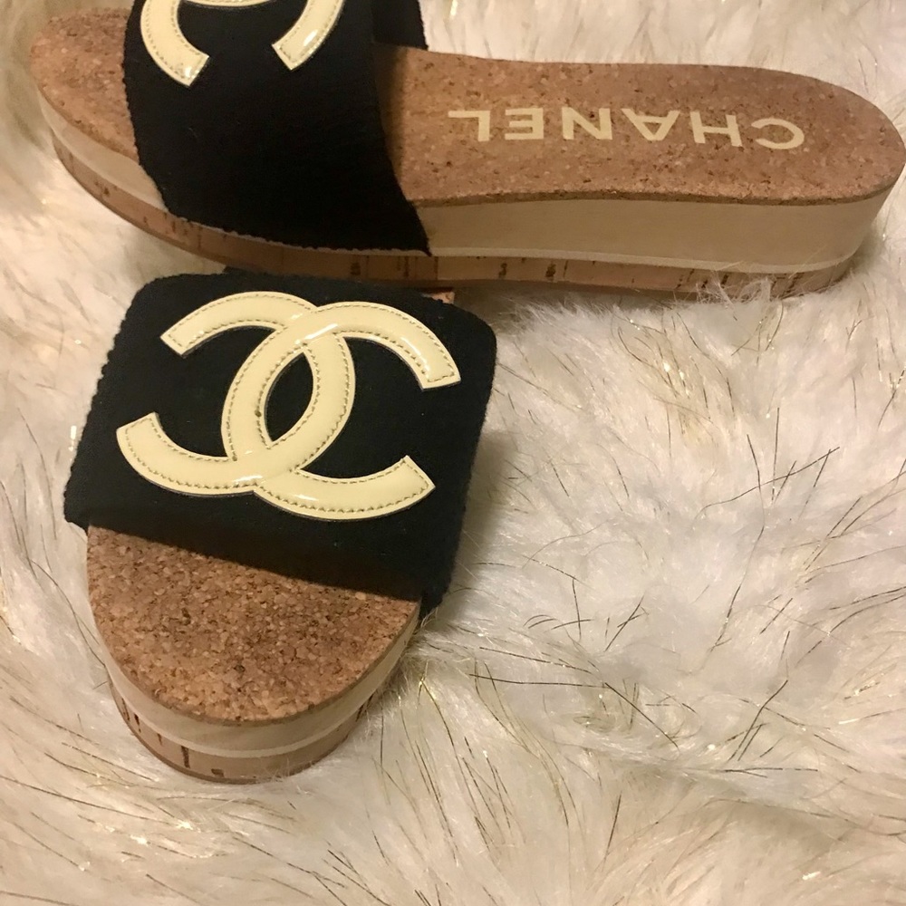 Chanel lovely slides Interlocking CC Logo  Patent leather and tweed❤️cork mules. - Picture 15 of 16